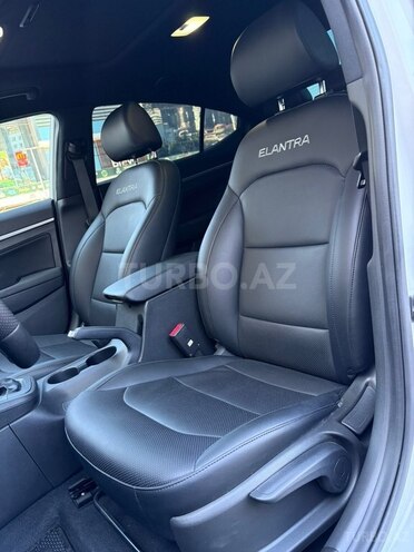 Hyundai Elantra-11