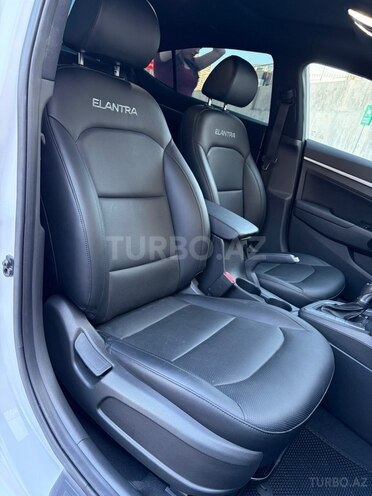 Hyundai Elantra-14