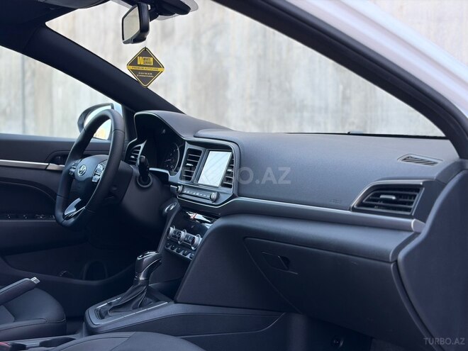 Hyundai Elantra-13