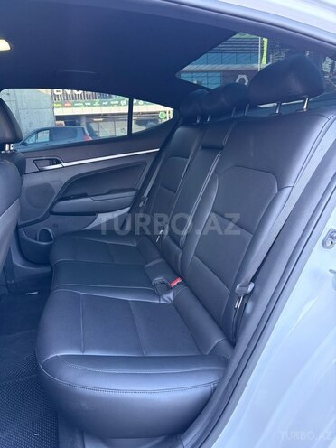 Hyundai Elantra-12