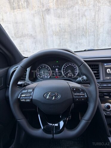 Hyundai Elantra-17