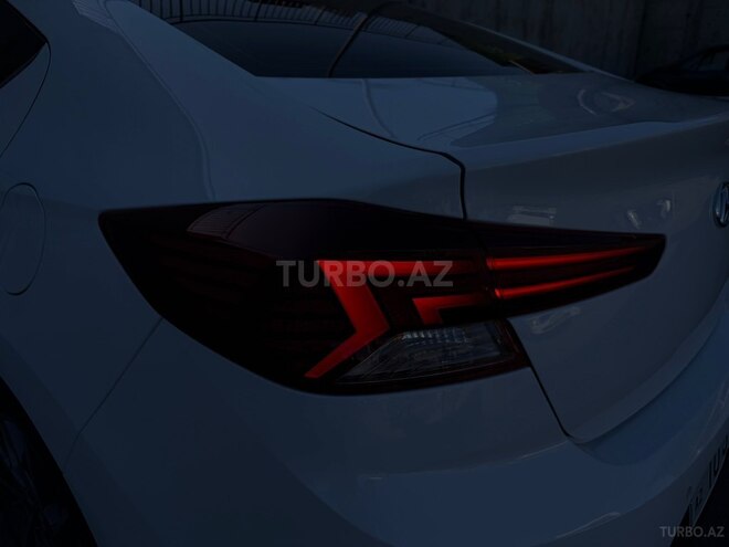 Hyundai Elantra-21