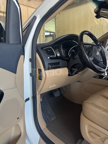 Kia Carnival-10