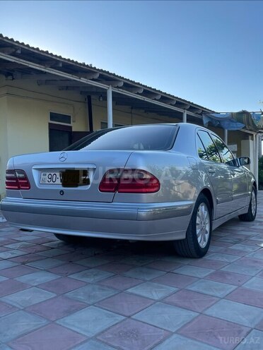 Mercedes E 240-11