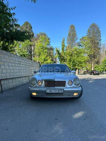 Mercedes E 240-1