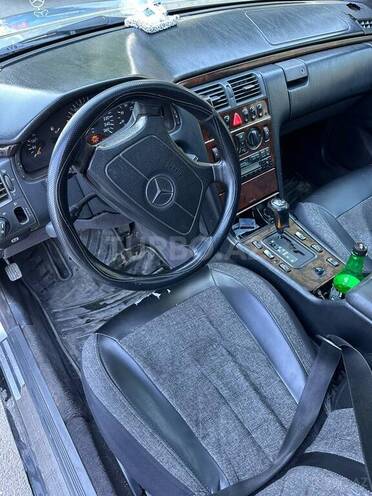 Mercedes E 240-6