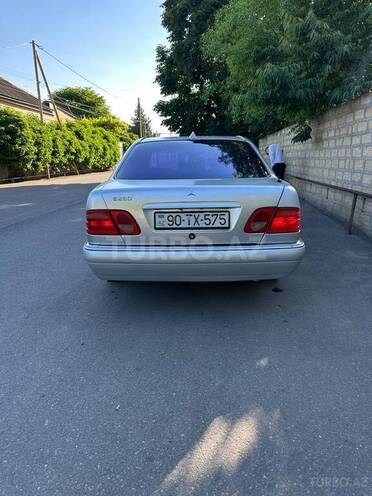 Mercedes E 240-5