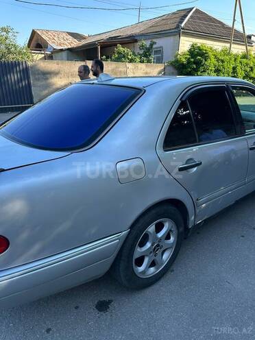 Mercedes E 240-4