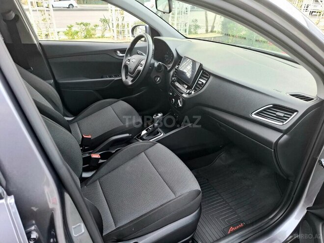 Hyundai Accent-13