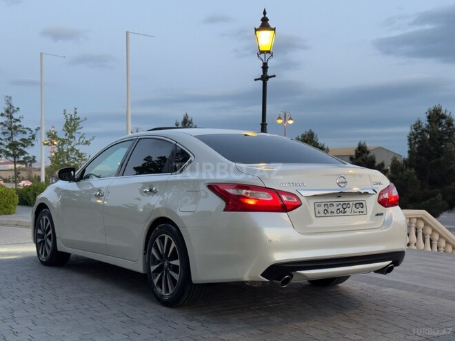 Nissan Altima-8
