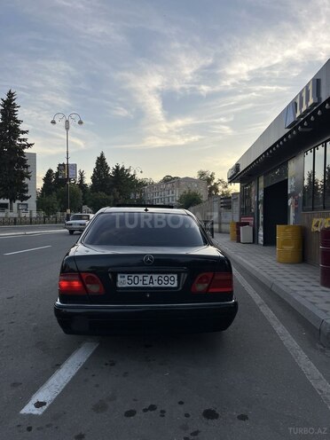 Mercedes E 240-4