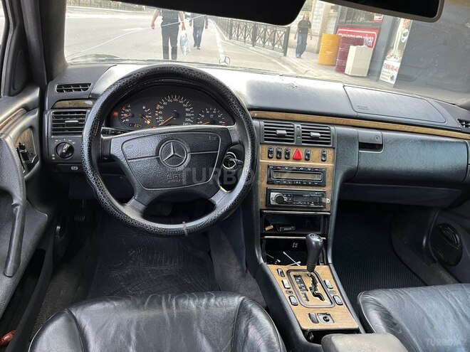 Mercedes E 240-10