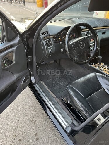 Mercedes E 240-13