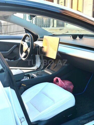 Tesla Model 3-12