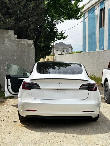 Tesla Model 3-5