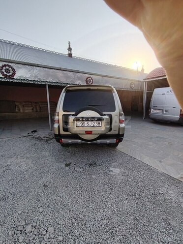 Mitsubishi Pajero-4