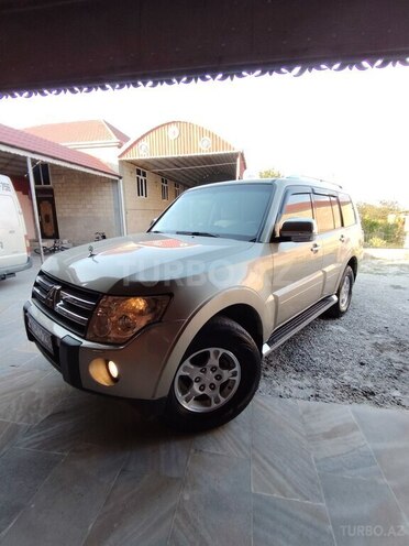 Mitsubishi Pajero-6