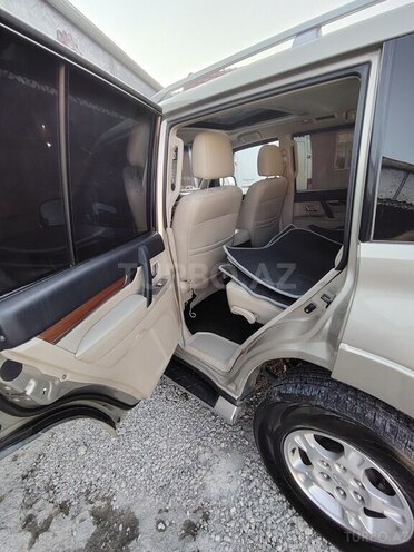 Mitsubishi Pajero-9