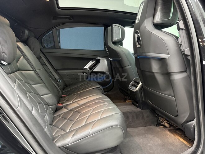 BMW i7-13