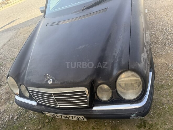 Mercedes E 240-1