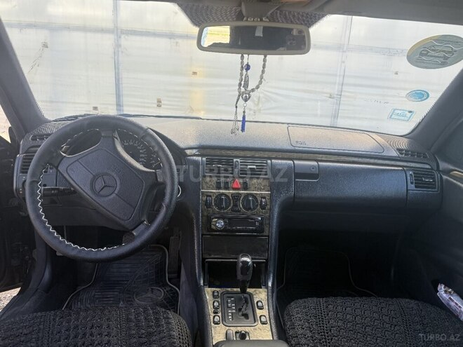 Mercedes E 240-3