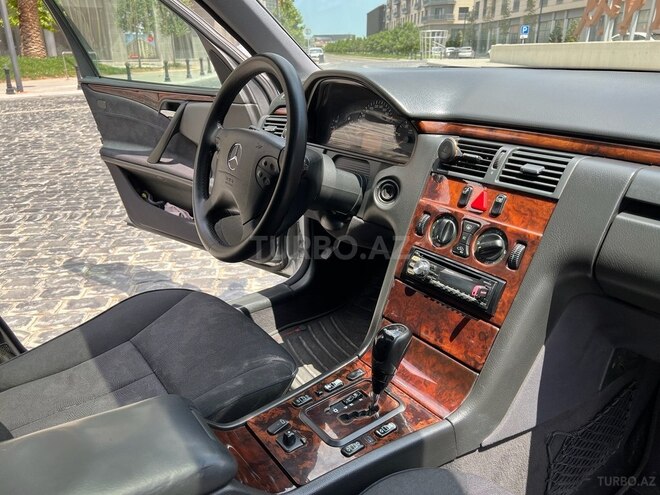 Mercedes E 220-11