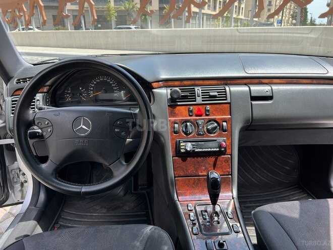 Mercedes E 220-13