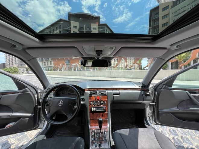 Mercedes E 220-12