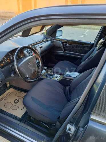 Mercedes E 230-11