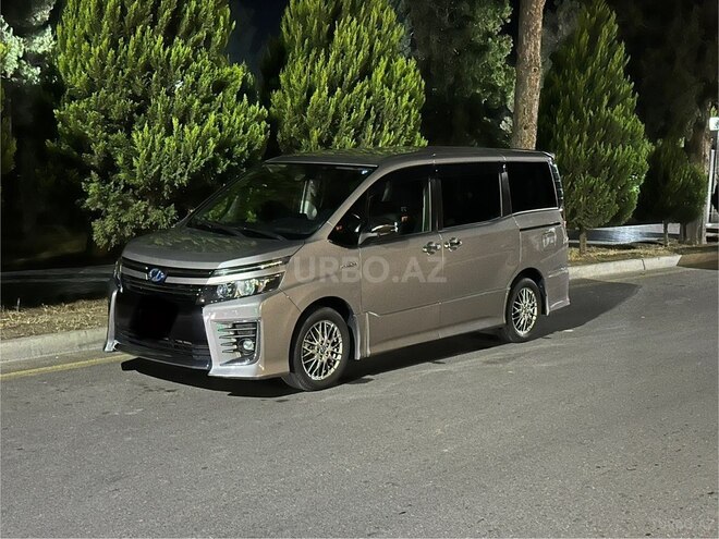 Toyota Voxy-3
