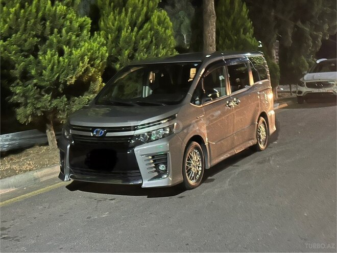 Toyota Voxy-4