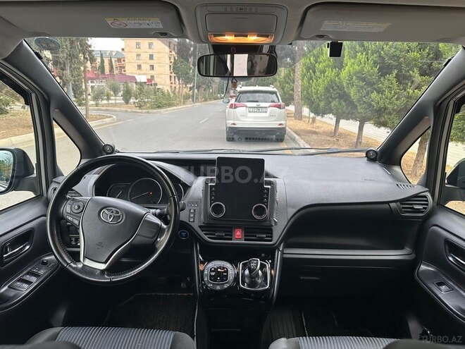 Toyota Voxy-6