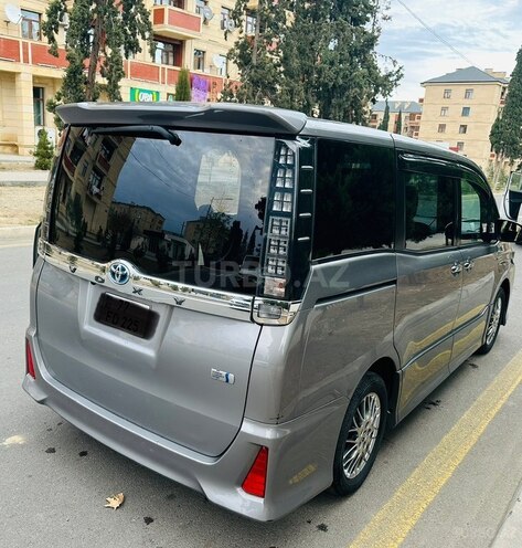 Toyota Voxy-8