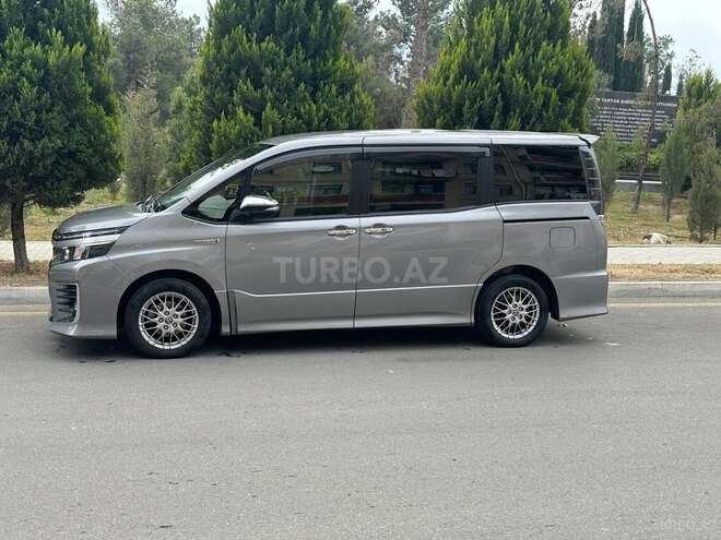 Toyota Voxy-9
