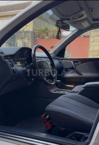 Mercedes E 200-17