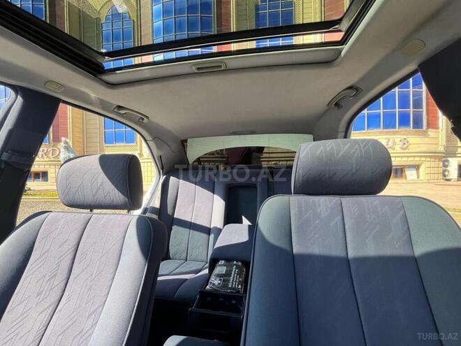 Mercedes E 200-19
