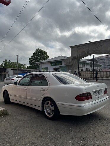 Mercedes E 200-11