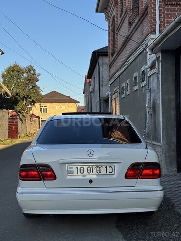 Mercedes E 200-13