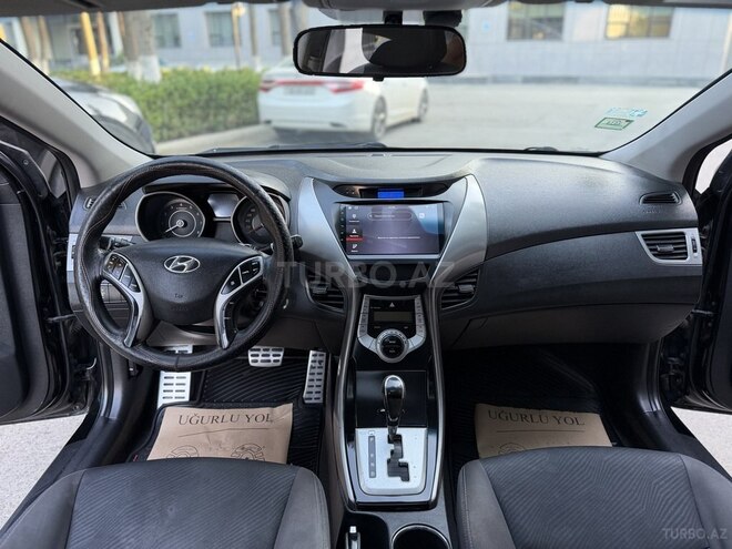 Hyundai Elantra-12