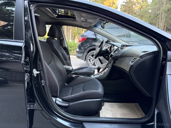 Hyundai Elantra-16