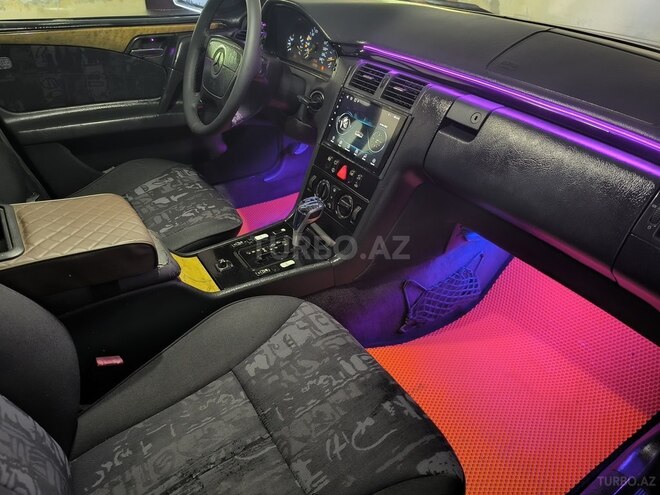 Mercedes E 220-11