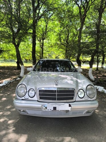 Mercedes E 220-1