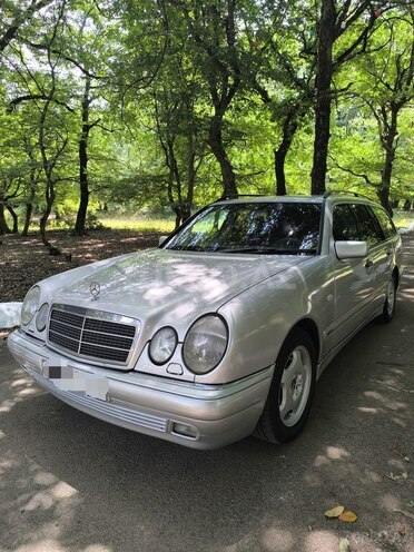 Mercedes E 220-3