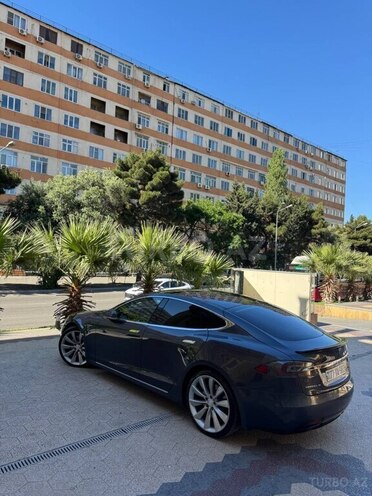 Tesla Model S-2