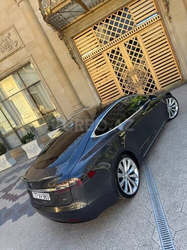 Tesla Model S-8