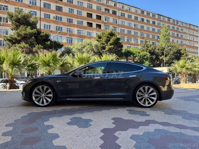 Tesla Model S-4