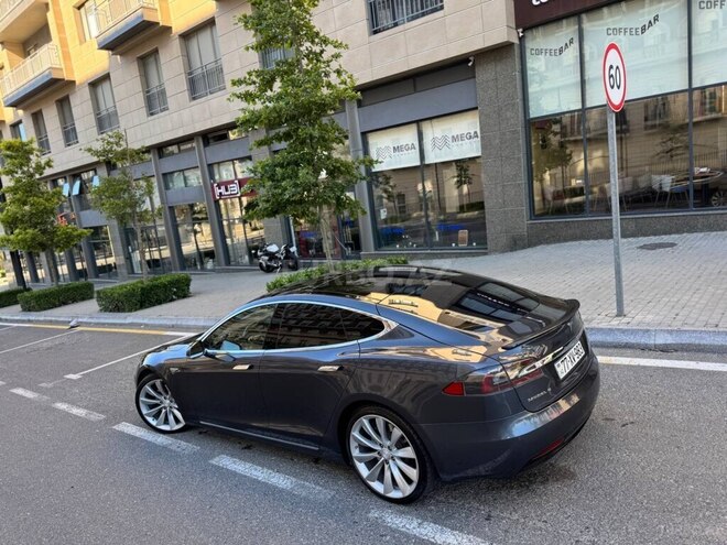 Tesla Model S-10