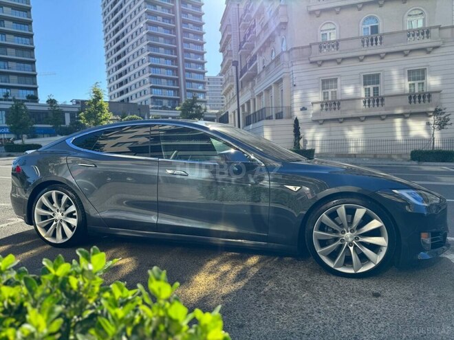 Tesla Model S-12