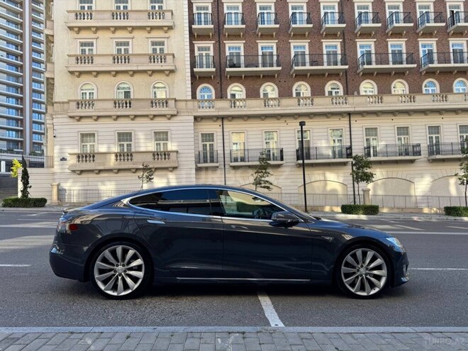 Tesla Model S-11