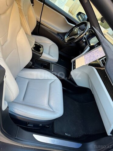 Tesla Model S-16